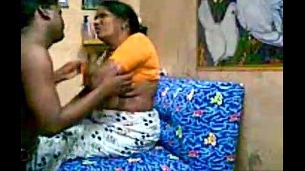 Chennai uncle aunty kuthiyil oothu kanjai irakugiraar - Hidden cam video
