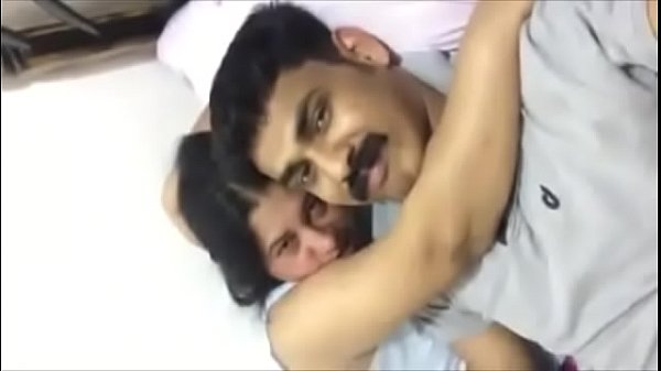 Sexyaana aan azhagan kaamamaaga manaivigalai oothu anuba vaikiraan