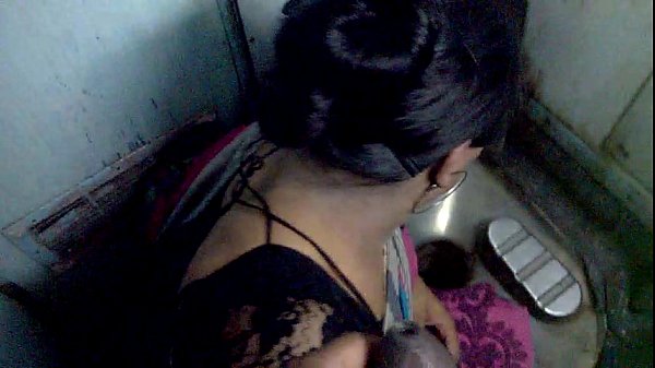 Sexiyaaga odum trainil toiletil sunniyai umbi vidugiral - sex video