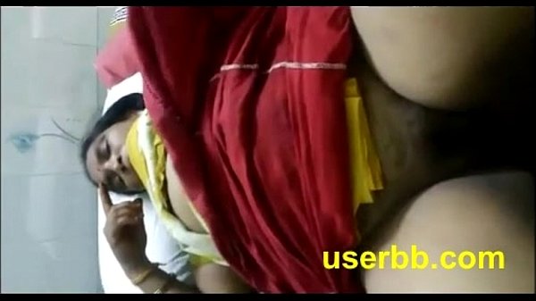 Aunty sexyaga paduthu pavadaiyai thuki ooka kuthiyai kanbikiral - sex video