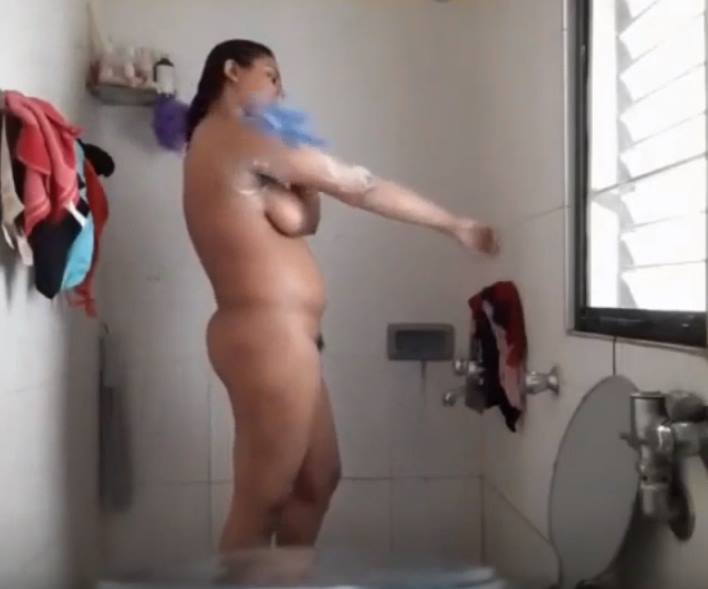 sexy-girl-bath-video