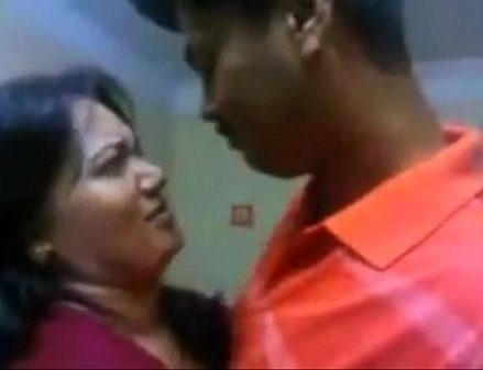 Aunty mulaiyai tamil boobs sex video pisainthu konde kiss seigiran