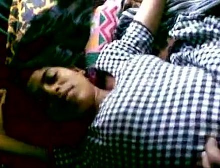 Ilamaiyaana 19 vayathu penai thadavum tamil romance video