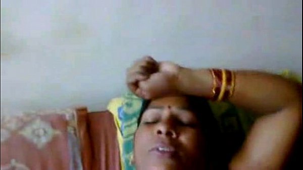 Tamil aunty affair manaivi vaazhai pazha sunniyai umbi ookiraal