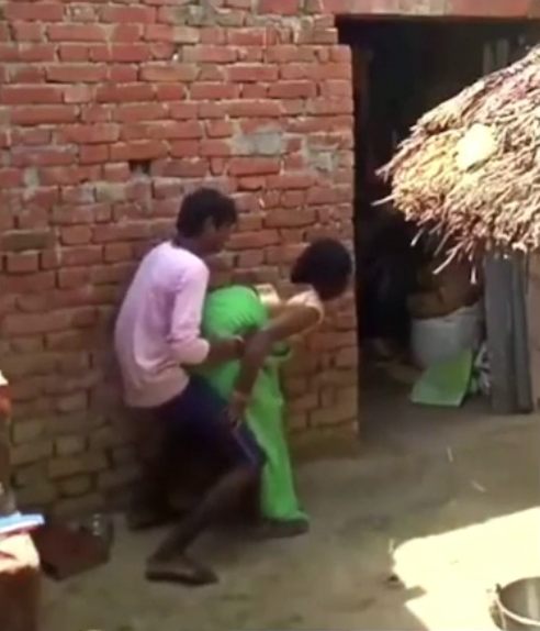 Saree thukkikondu nirkum pennin outdoor tamil village sex